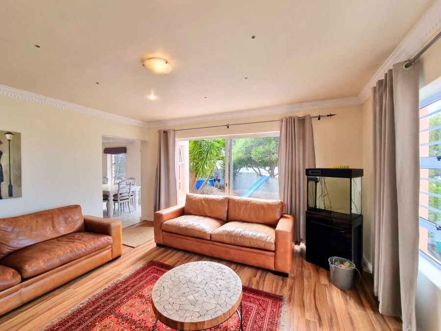 5 Bedroom Property for Sale in Chanteclair Western Cape